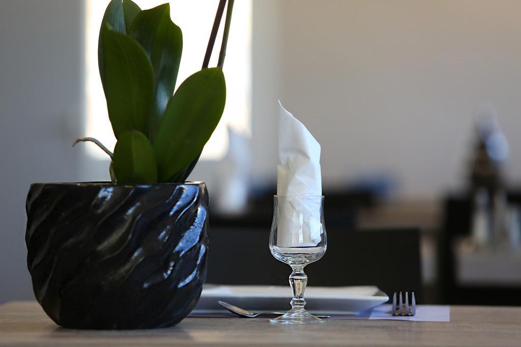 Hotel Restaurant Les Pielettes Le Rove Zewnętrze zdjęcie