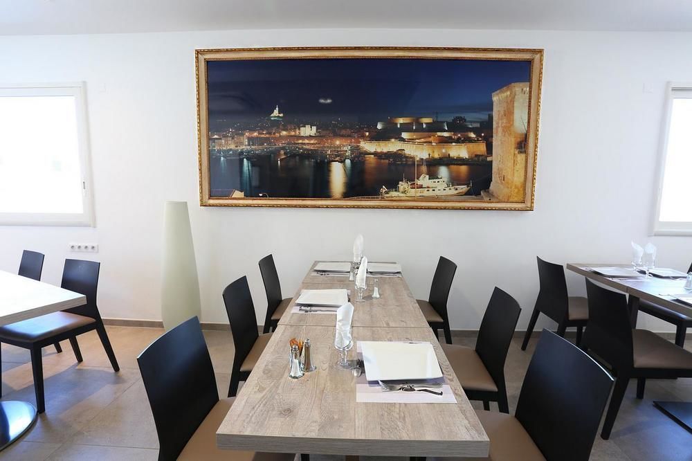 Hotel Restaurant Les Pielettes Le Rove Zewnętrze zdjęcie